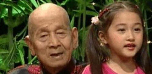 娱乐吃瓜酱爷爷撑伞,娱乐界温馨一幕